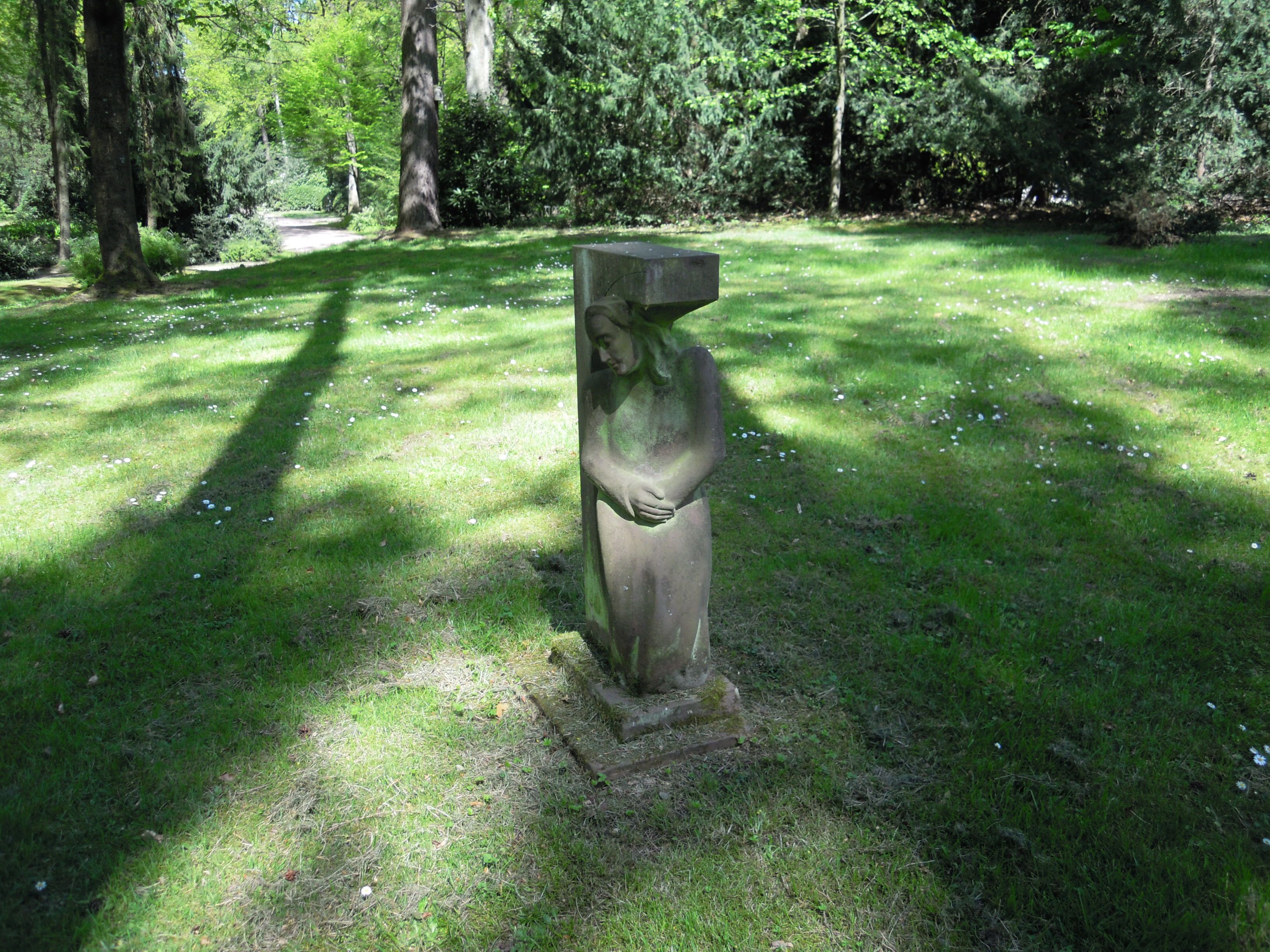 Skulptur im Trauerhain des Waldfriedhofs Oberrad zwischen Bäumen
